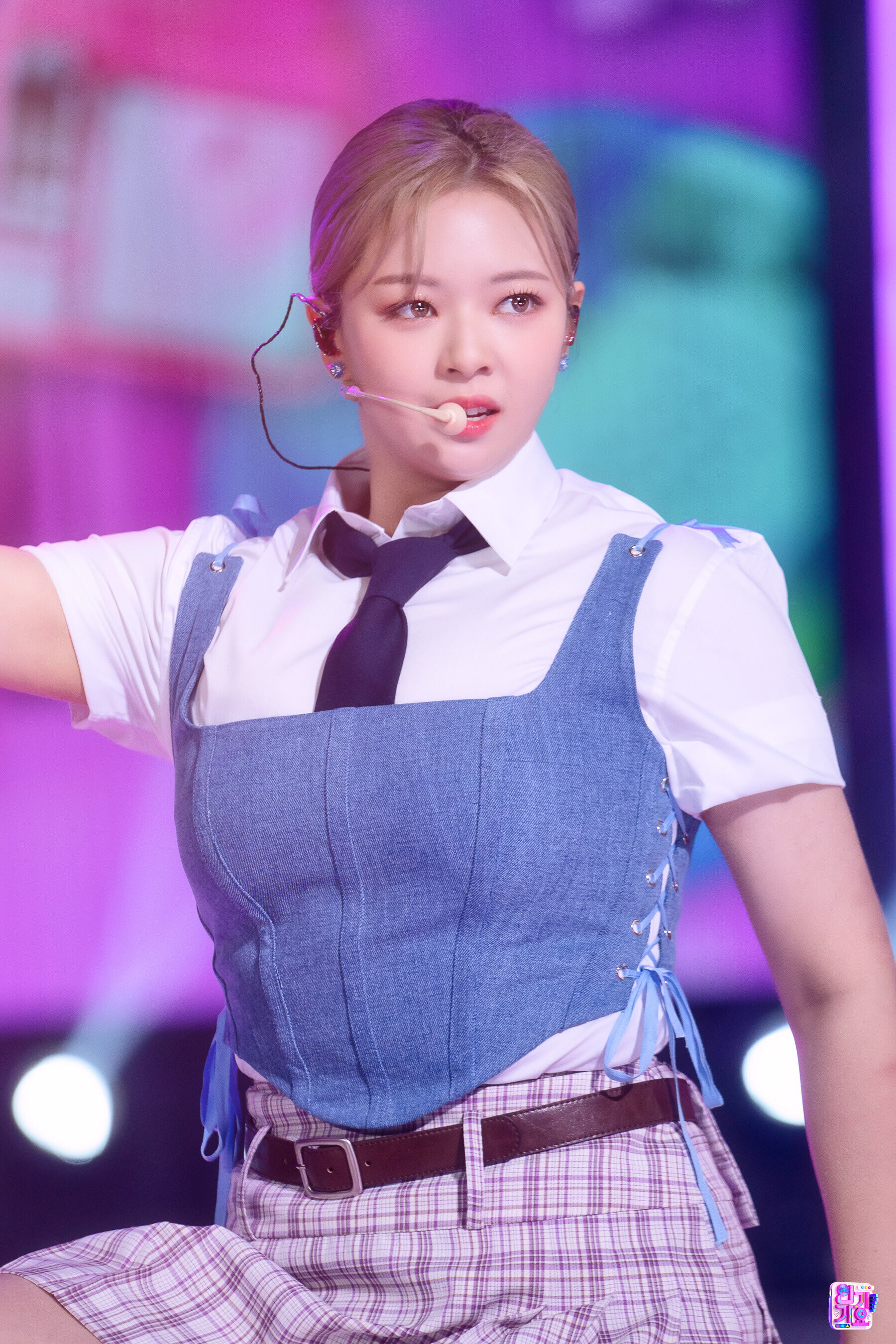 220904 TWICE Jeongyeon 'Talk that Talk' at Inkigayo kpopping