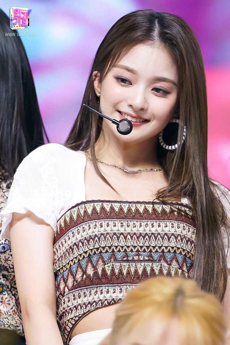 210530 fromis_9 - 'WE GO' at Inkigayo documents 14