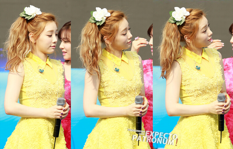 130525 Girls' Generation Taeyeon at Kyungbok High School Festival documents 1