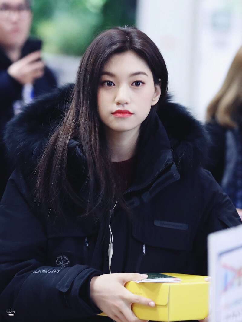 171208 Weki Meki Doyeon at Gimpo Airport documents 3