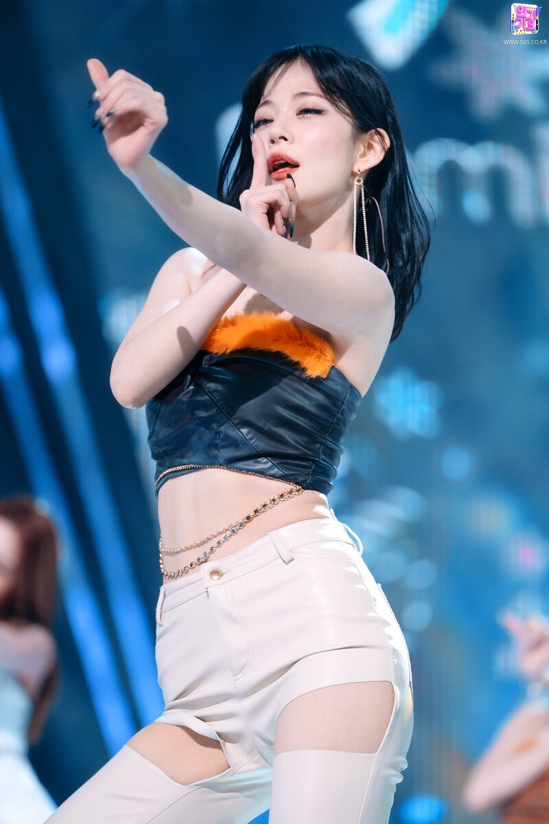 220130 fromis_9 Chaeyoung - 'DM' at Inkigayo documents 7