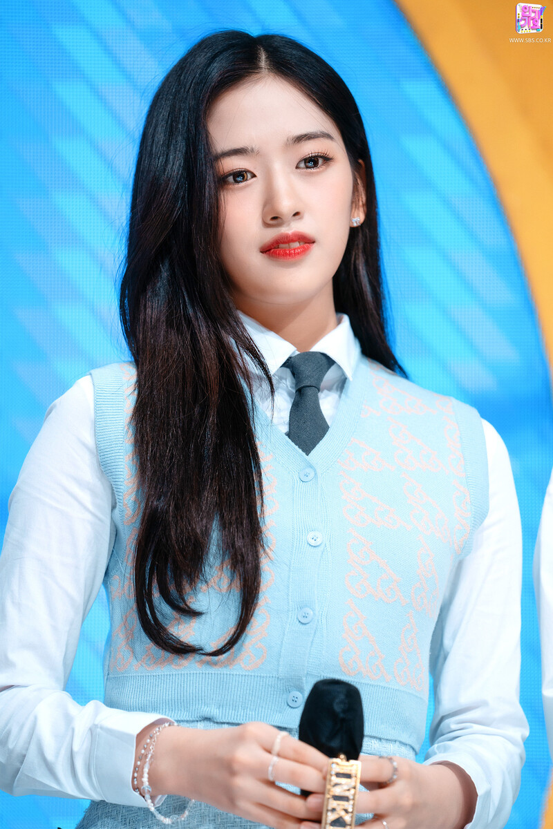 220220 IVE Yujin - MC at Inkigayo | kpopping