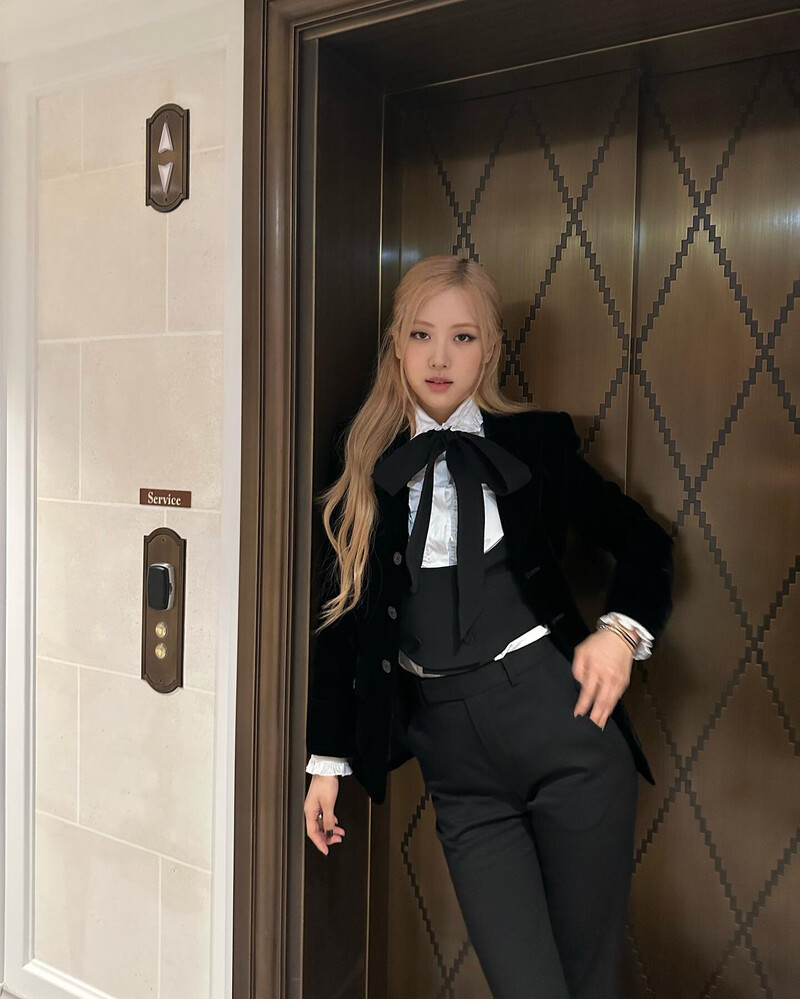 230127 - ROSÉ Instagram Update documents 4