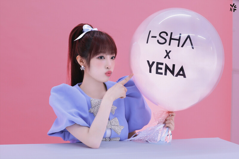 240906 Yuehua Naver Post with Yena - Lens O&ME (by I-SHA) Advertisement Shoot Behind the Scenes documents 3