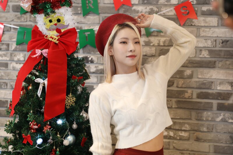 221217 YES IM Naver Post - Yoon Jia tree decoration Behind documents 2