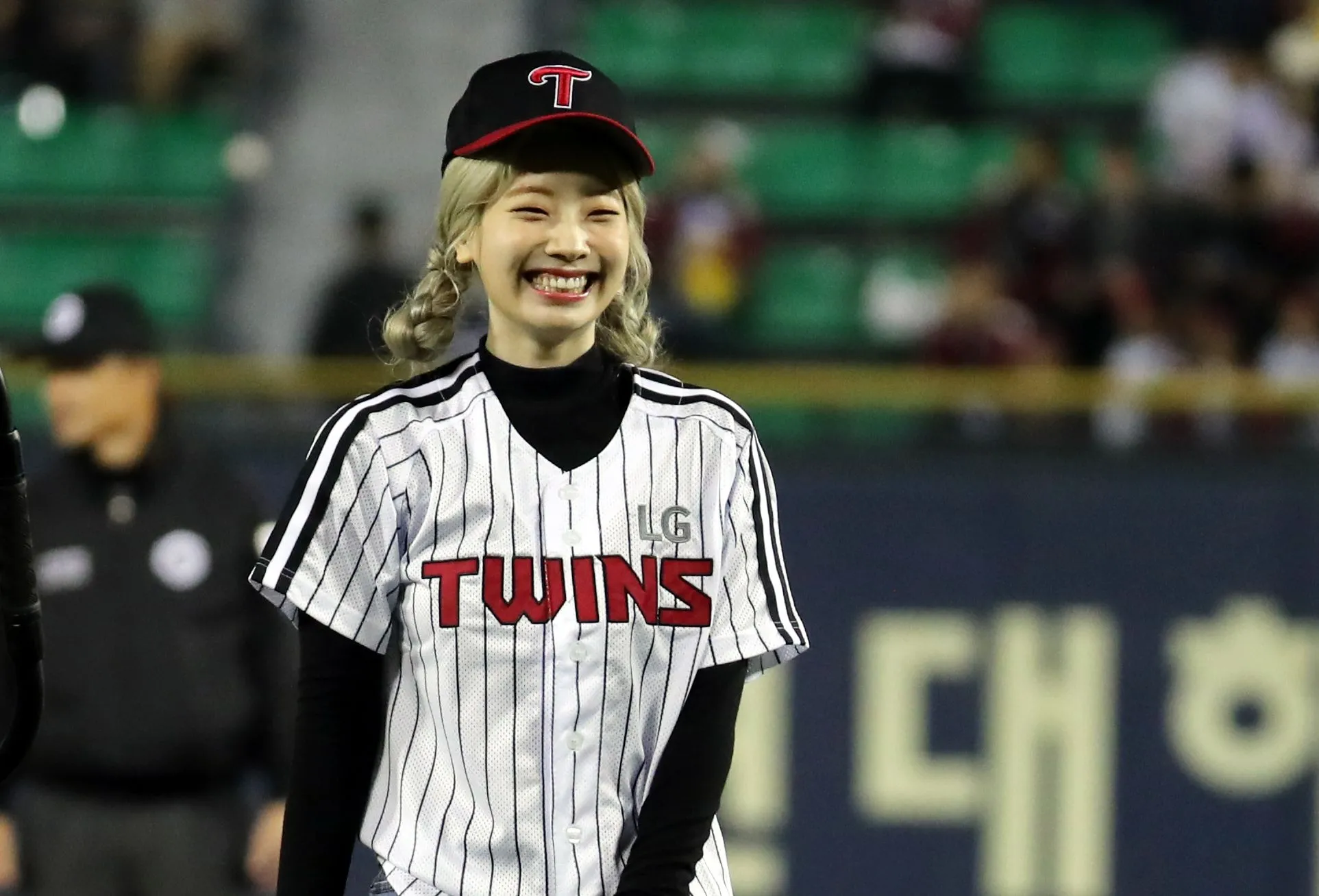 TWICE US - Dahyun throwing the first pitch at LG Twins