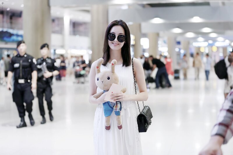 160630 Girls' Generation Seohyun at Incheon Airport documents 8