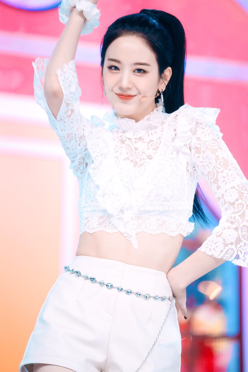 220123 fromis_9 Gyuri - 'DM' at Inkigayo documents 17