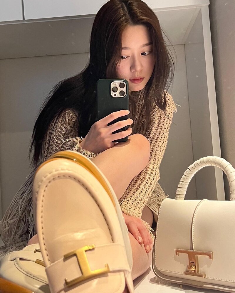 220225 Kim Minju Instagram Update documents 2