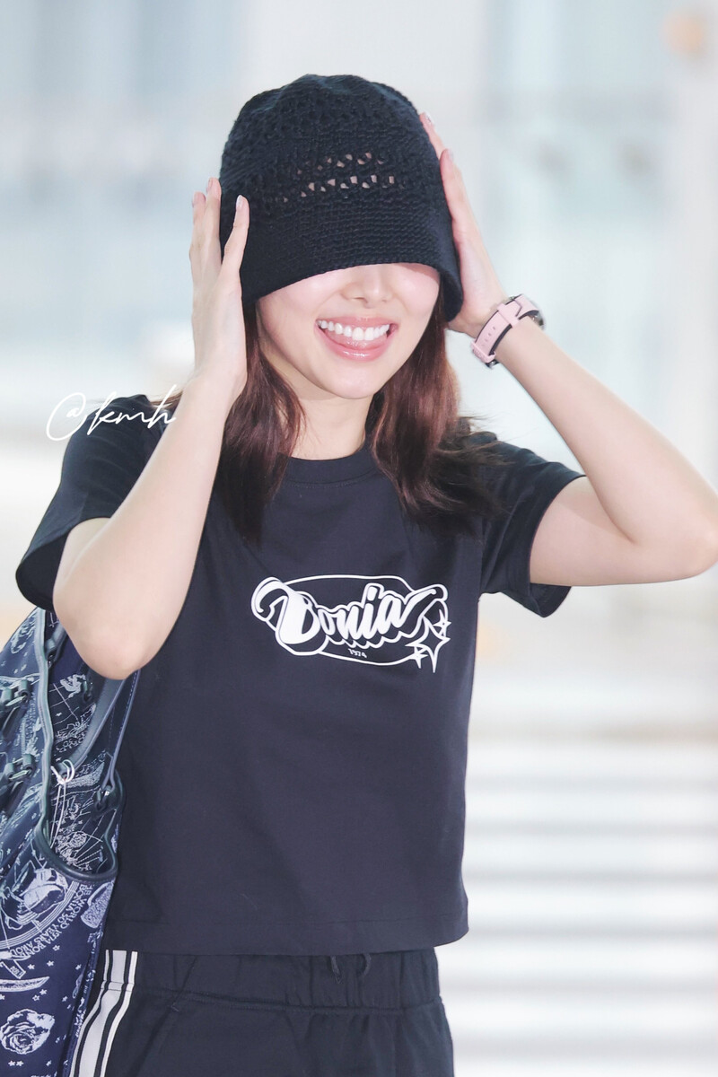 240920 TWICE Nayeon at Incheon International Airport documents 3