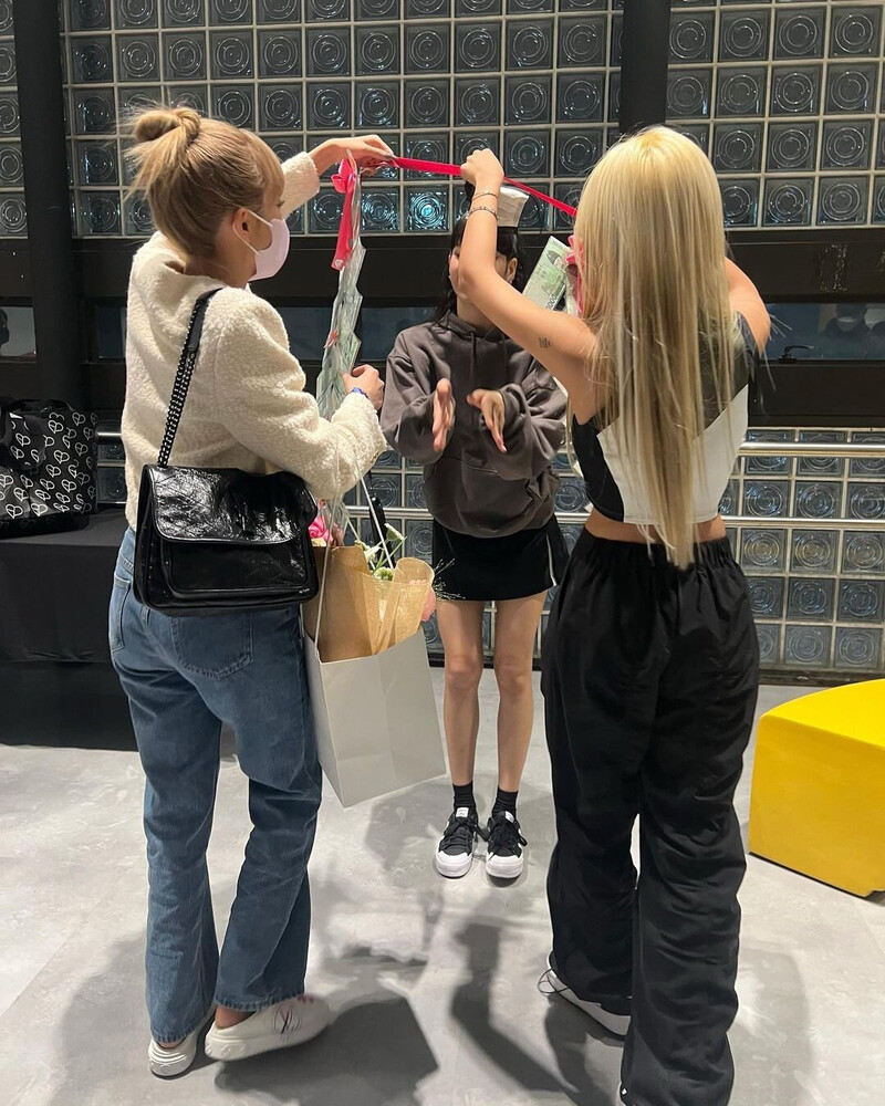 221016 Sorn Instagram Update with BLACKPINK Lisa and (G)I-DLE Minnie documents 4