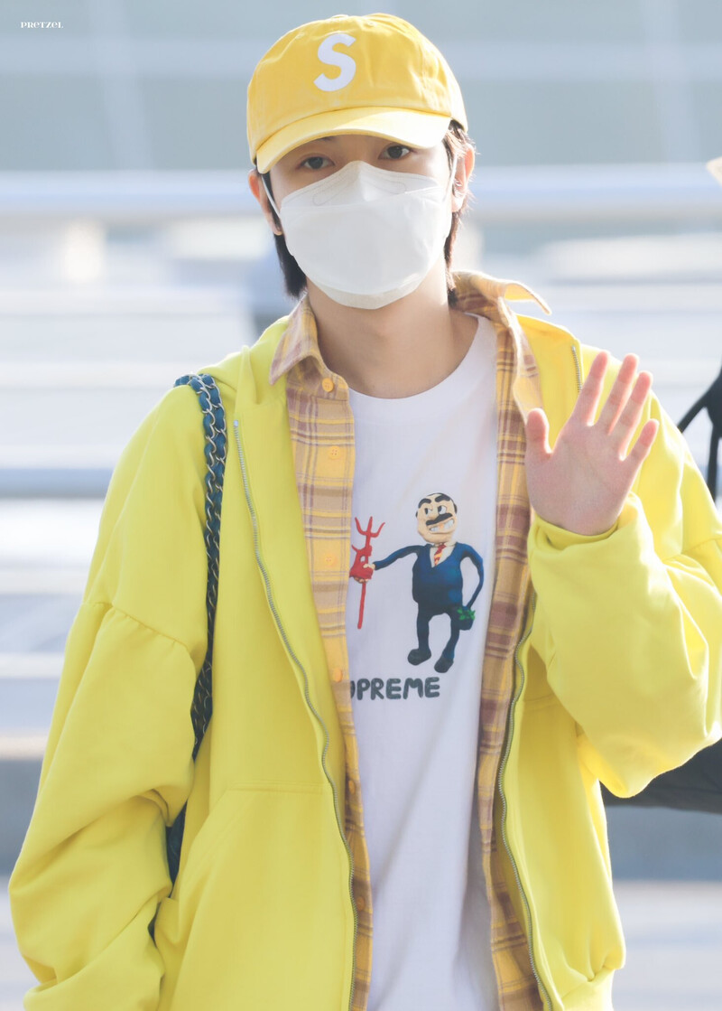 240101 NCT DREAM Renjun at Incheon International Airport documents 1