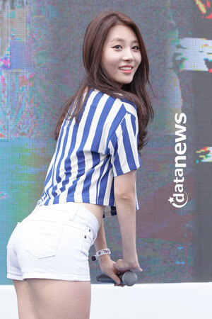 140705 Girl's Day Yura at Lotte World