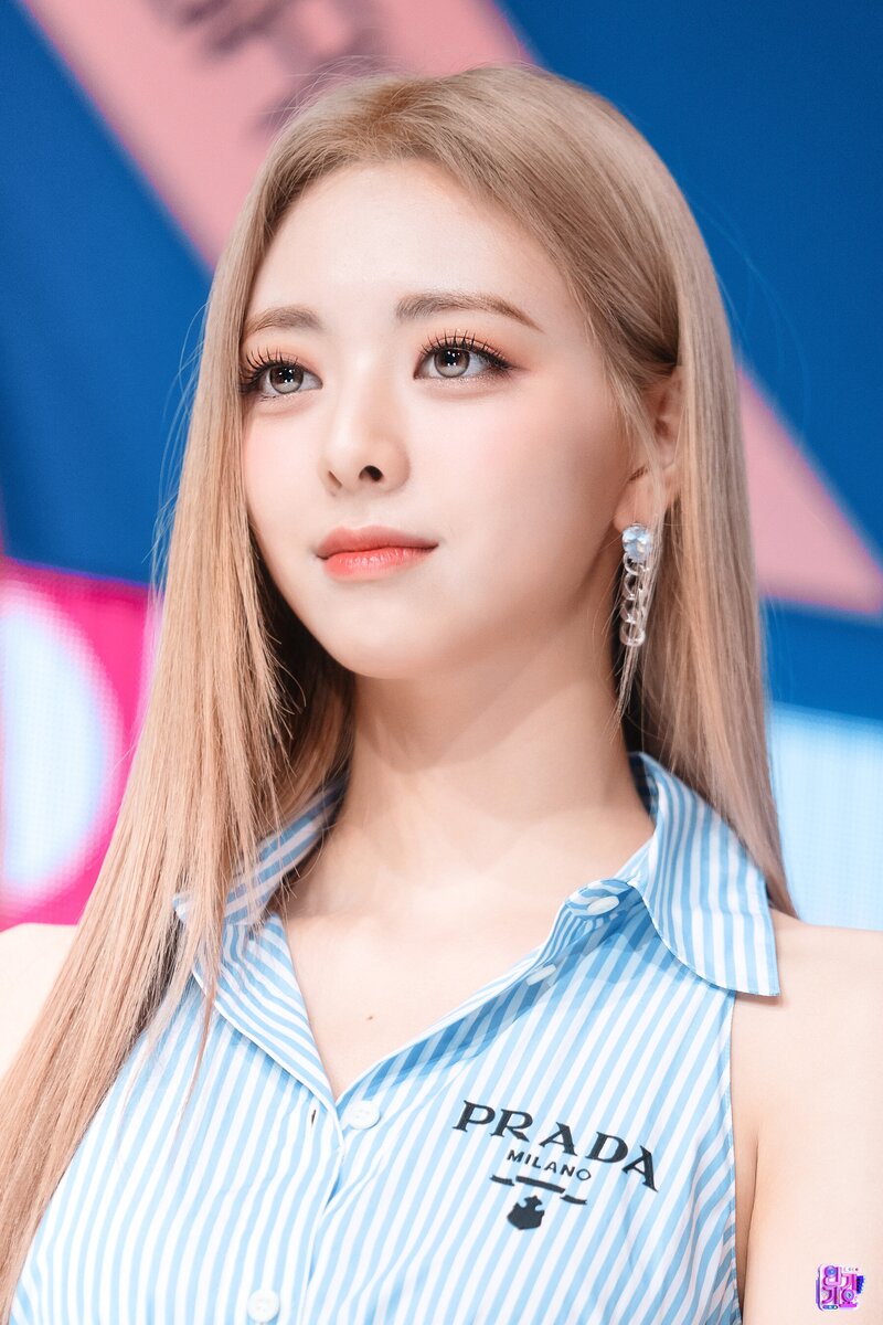 220717 ITZY Yuna - Sneakers at SBS Inkigayo documents 1