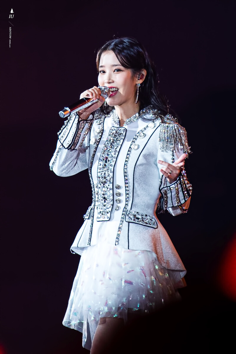 220918 IU - 'The Golden Hour' Concert documents 11