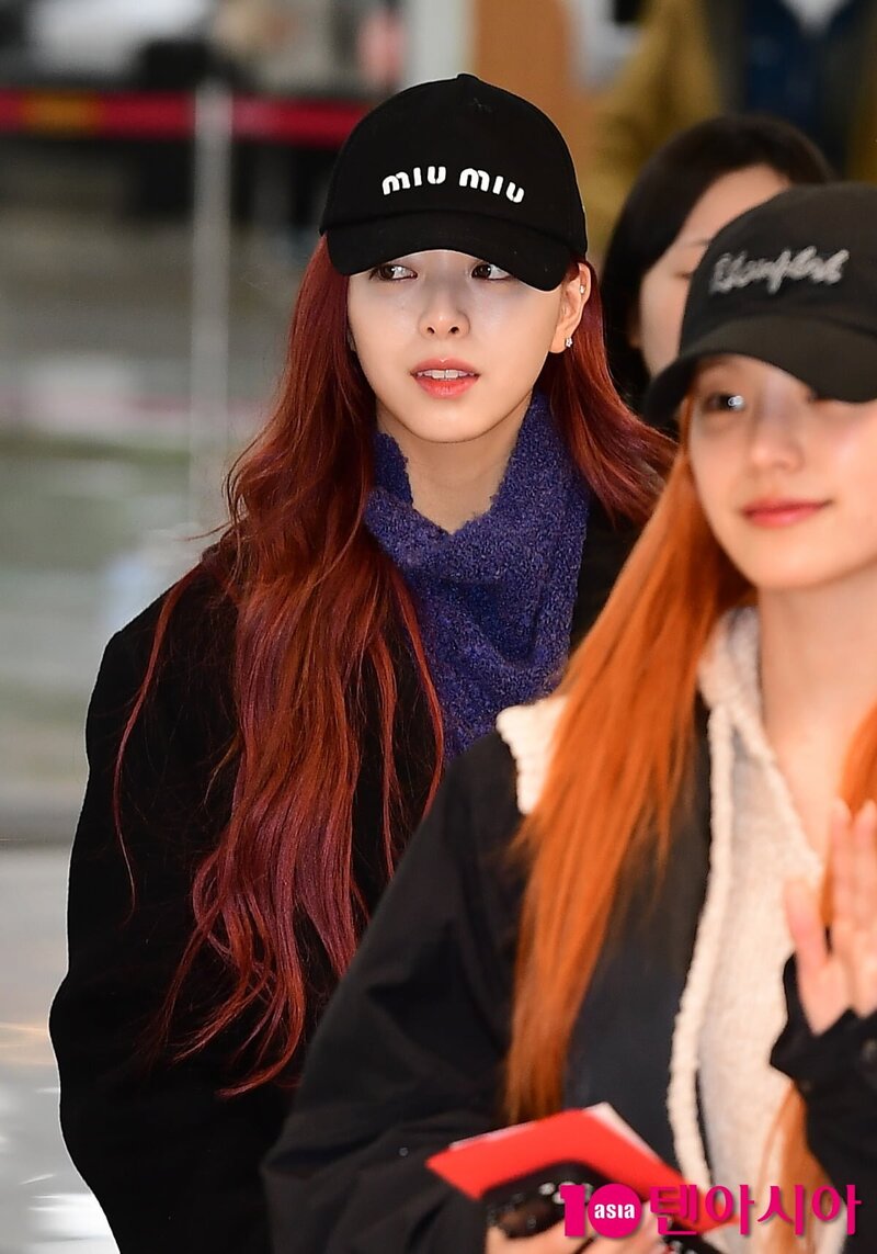 231211 ITZY Yuna at Gimpo International Airport documents 4