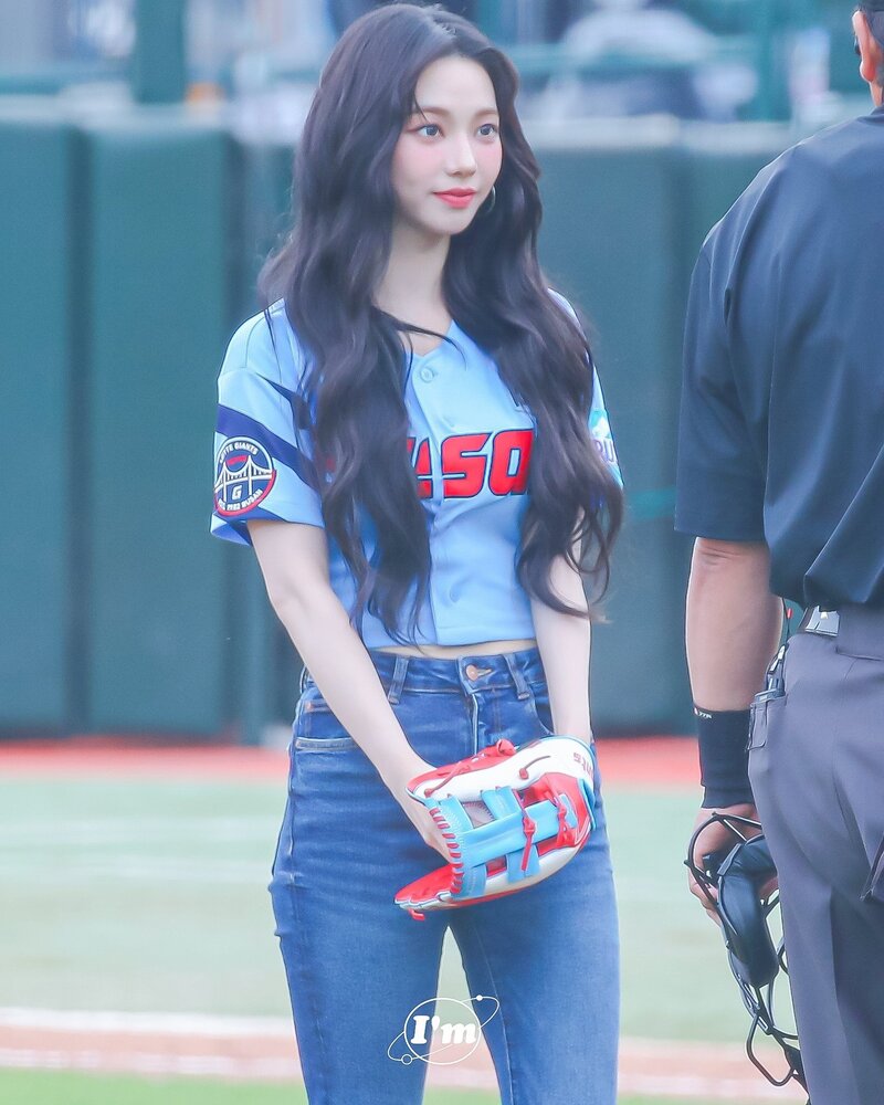 240609 - KARINA First Pitch for Lotte Giants at Sajik Stadium in Busan documents 9