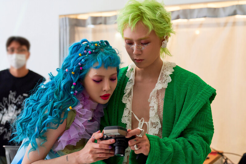 210916 HyunA&DAWN "1+1=1" Jacket Shooting Behind the Scenes documents 4