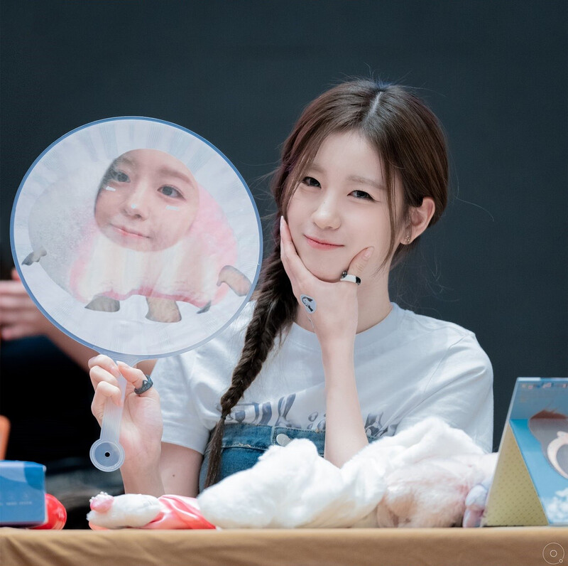 240804 WOOYEON of WOOAH at Fansign event & Commute documents 6