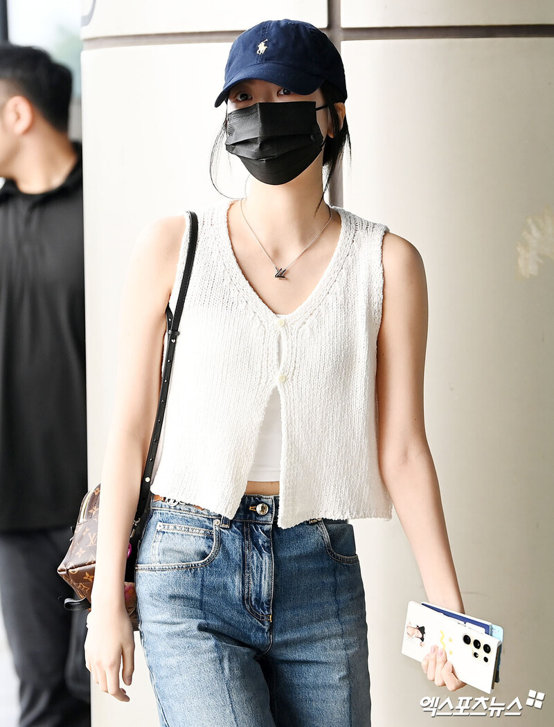 240810 LE SSERAFIM Eunchae at Gimpo International Airport documents 2