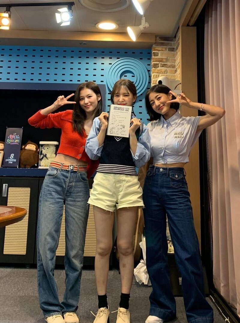220831 SBS Young Street Instagram Update with Red Velvet Wendy & Twice Jihyo, Sana documents 5