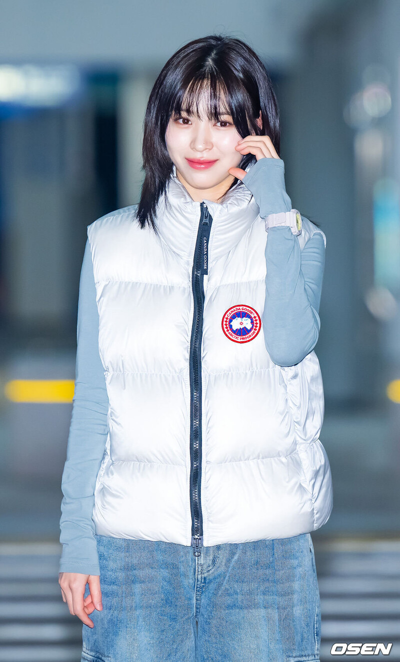 231103 ITZY Ryujin at Incheon International Airport documents 3