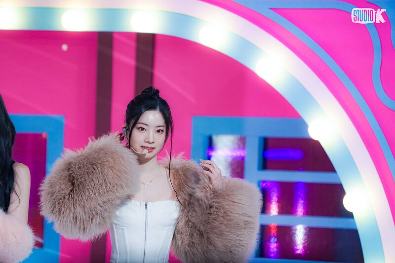 240222 - KBS Kpop Twitter Update with DAHYUN - 'SET ME FREE' Music Bank Behind Photo documents 6