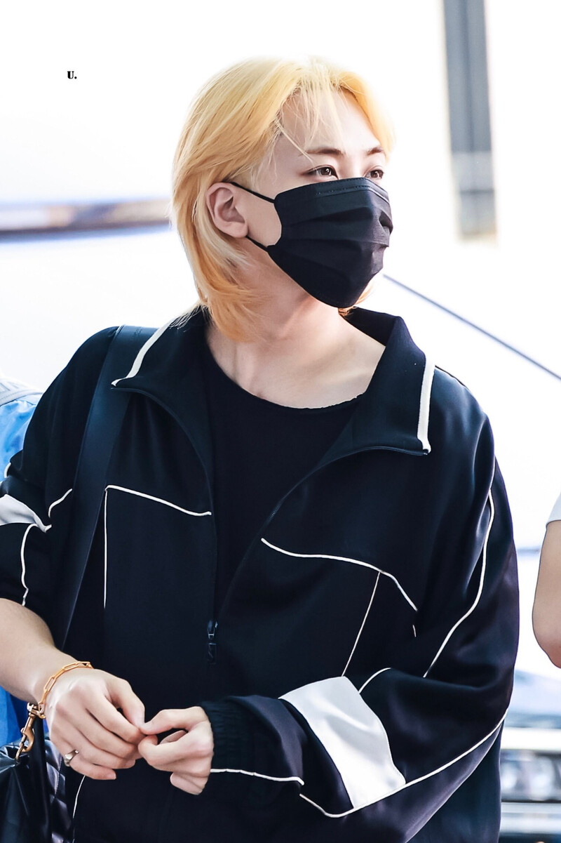 240625 SEVENTEEN Jeonghan at Incheon International Airport documents 16