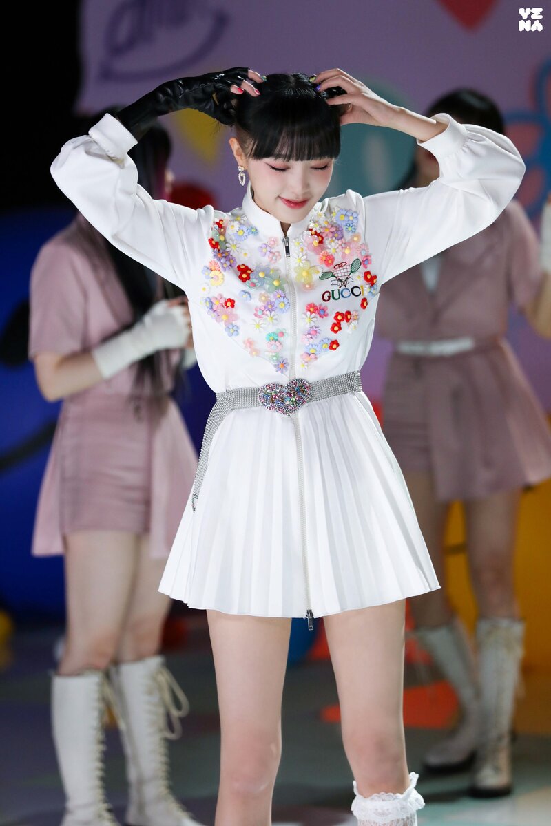 220209 Yuehua Naver Post - Yena 'SMILEY' Performance Video Behind documents 22