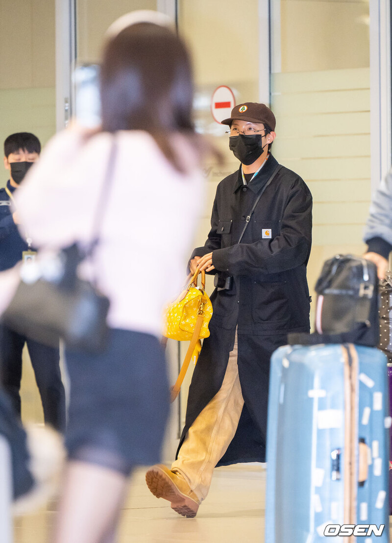 241121 J-HOPE at Incheon International Airport documents 13