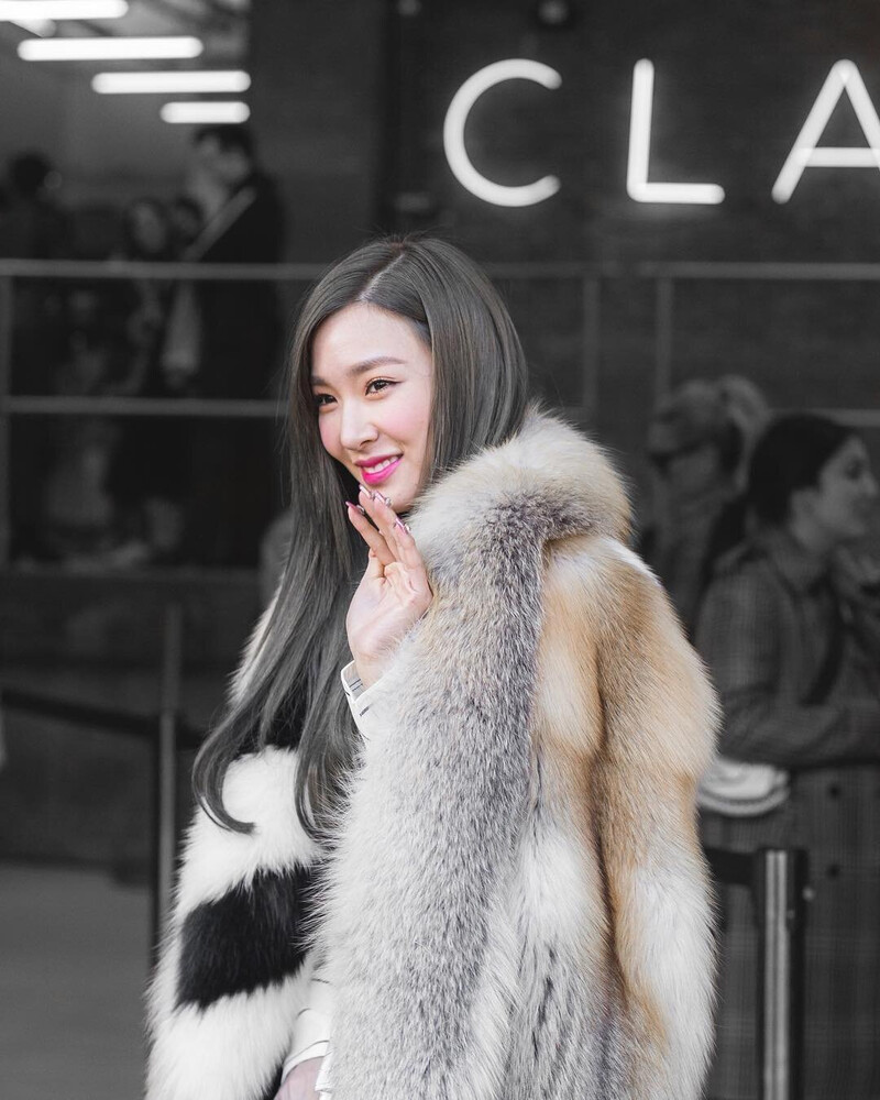 180212 New York Fashion Week - Tiffany Young documents 7