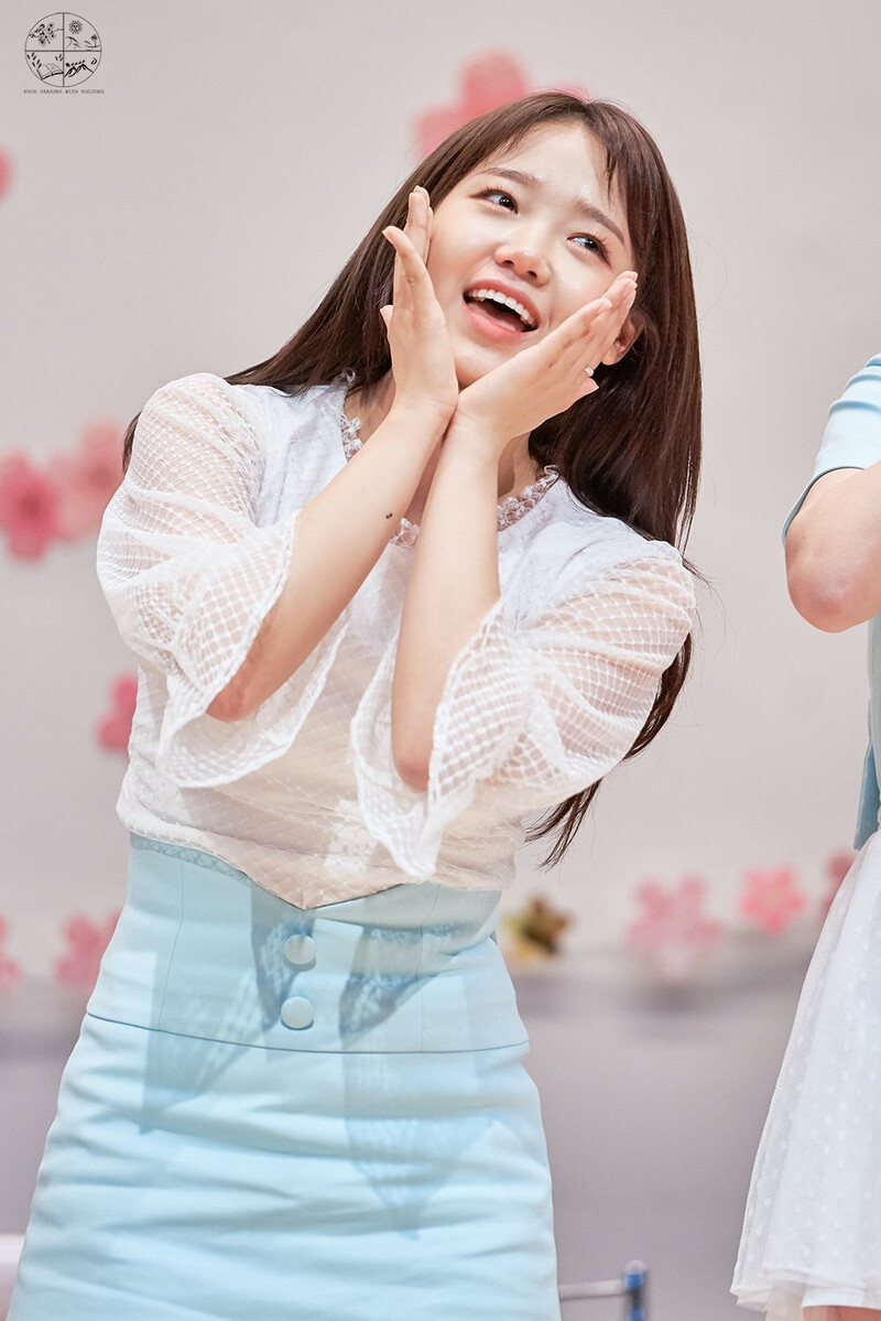 180415 Weki Meki Yoojung at Bundang 'Lucky' Fansign documents 9