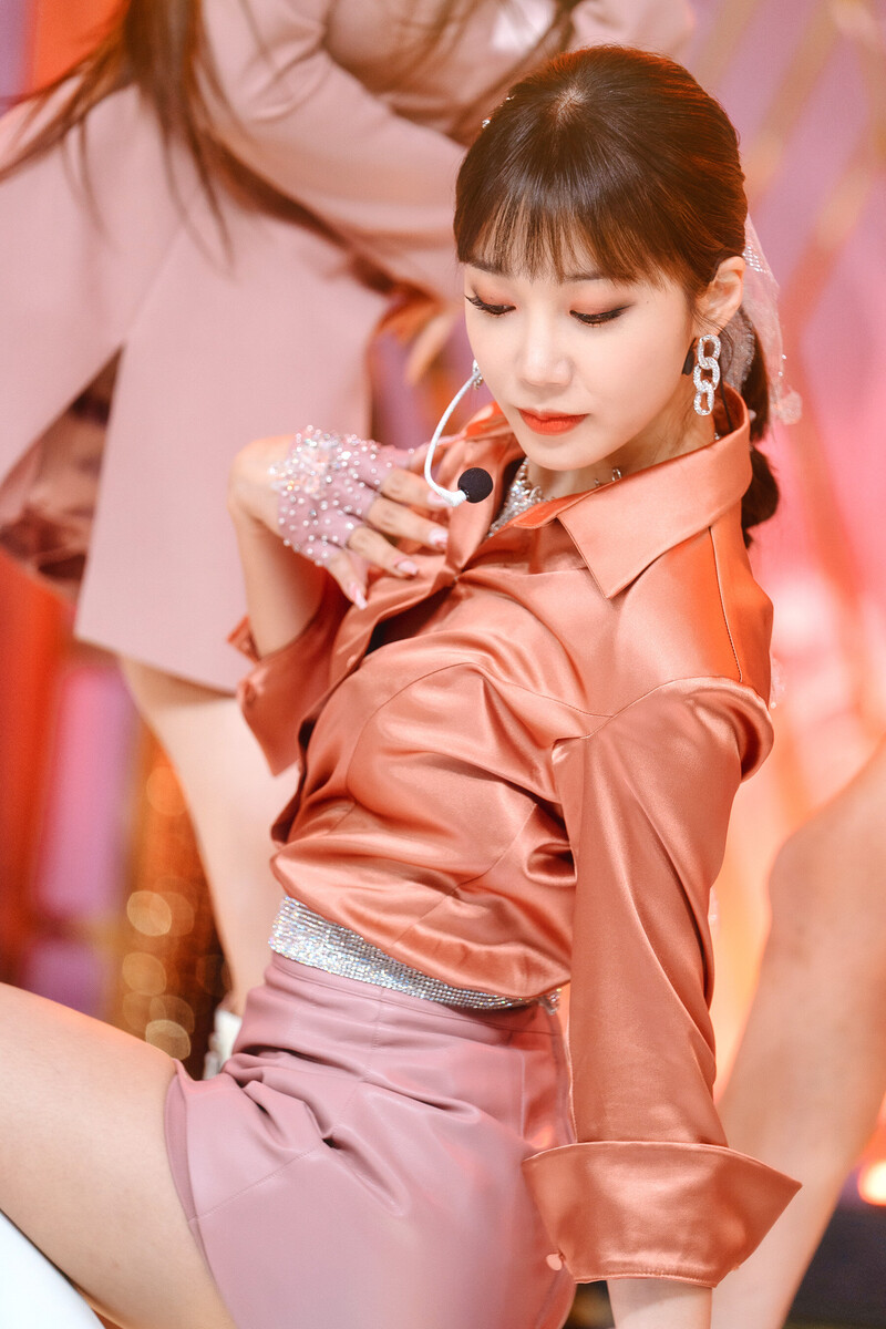 220220 Apink Eunji - 'Dilemma' at Inkigayo documents 8