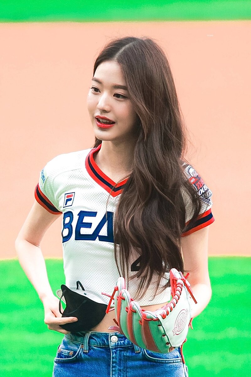 220619 IVE Wonyoung - Doosan Bears First Pitch documents 4