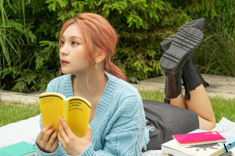 230608 VIVIZ - 2023 Season's Greetings 'a Vivacious Girls Club' Behind The Scenes documents 1