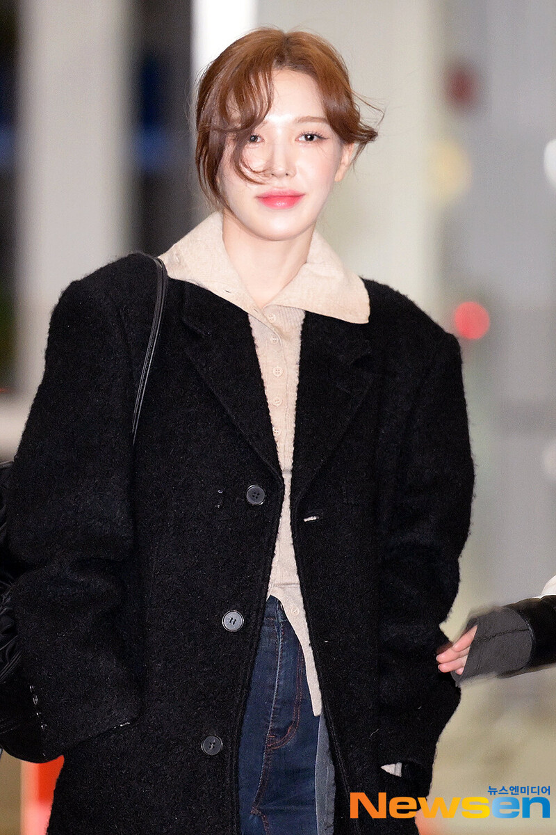 231118 Red Velvet Wendy at Incheon International Airport documents 1