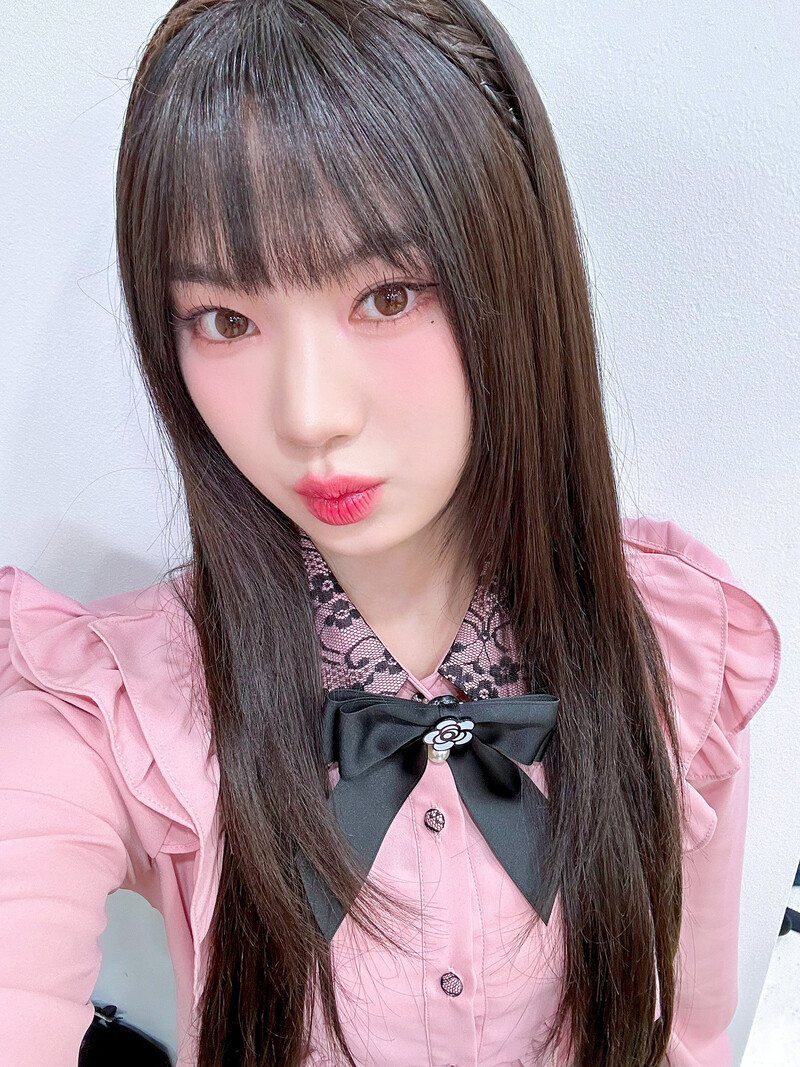 240221 STAYC Isa Twitter Update - 2023 Year End Stage Selfie documents 4