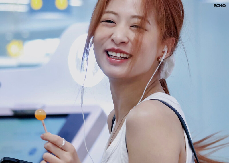 240624 BABYMONSTER Ahyeon at Incheon International Airport documents 6