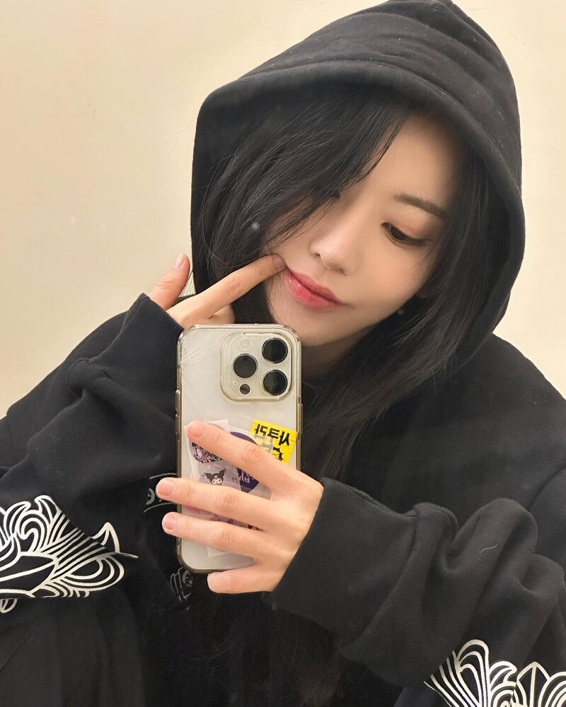 230329 LE SSERAFIM Sakura Instagram Update documents 6