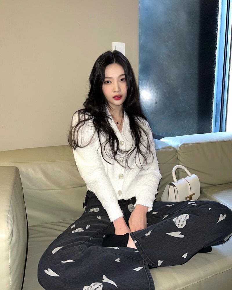 220331 Red Velvet Joy Instagram Update documents 2