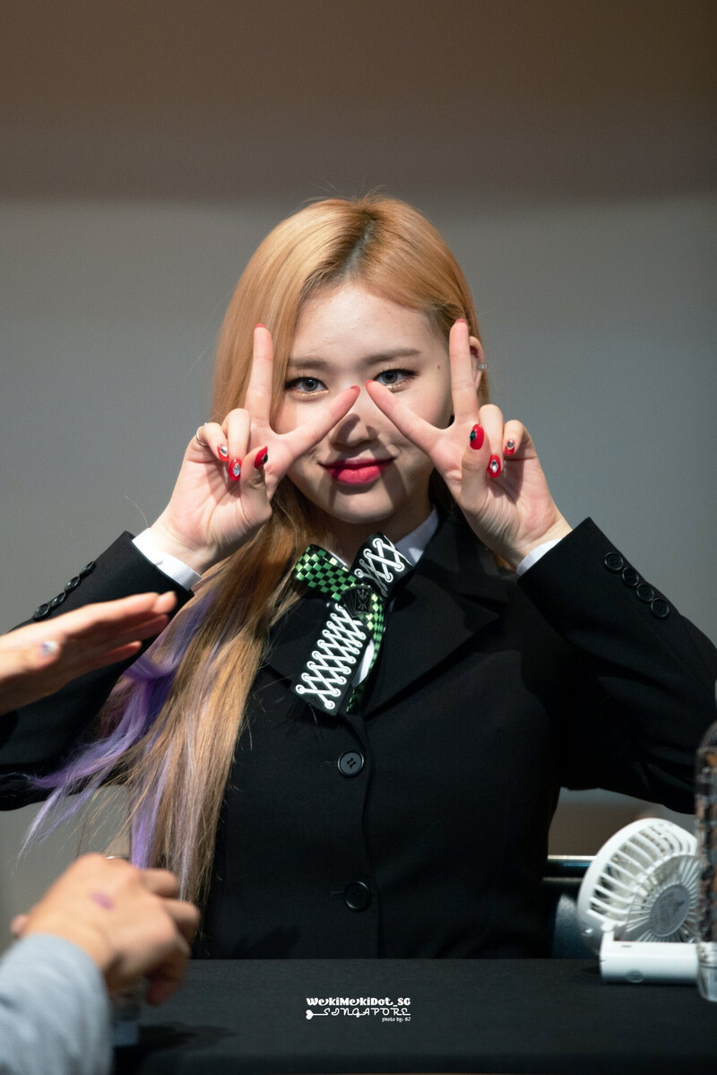 190525 Weki Meki Elly at 'LOCK END LOL' Fansign documents 1