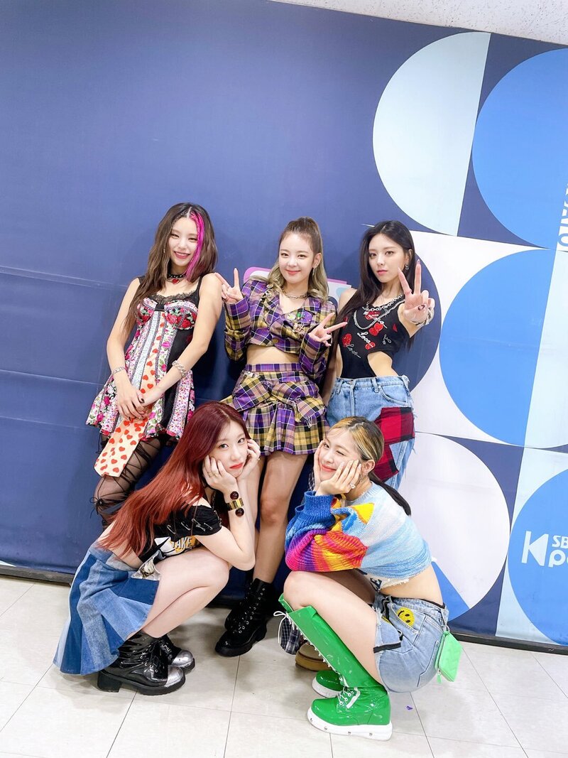210926 ITZY Twitter Update at Inkigayo documents 2