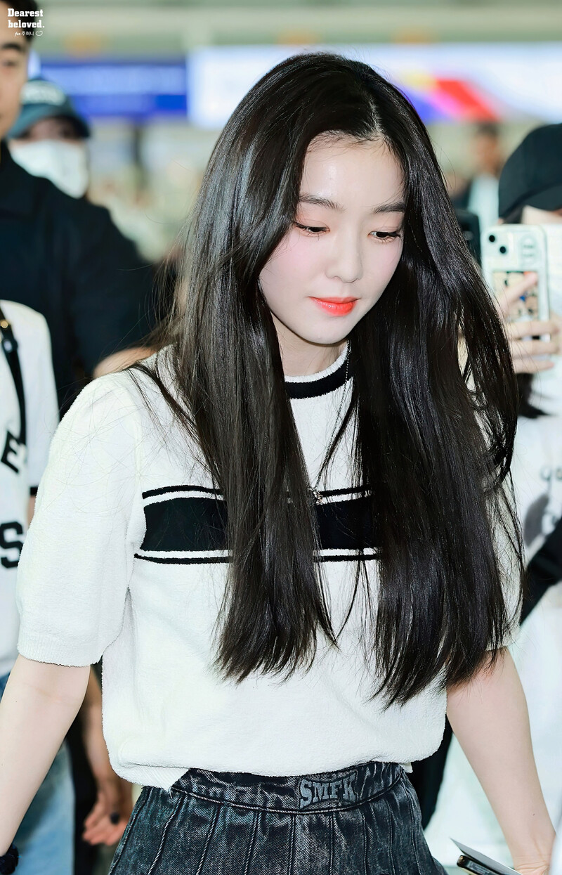 230519 RED VELVET Irene at Incheon International Airport documents 4