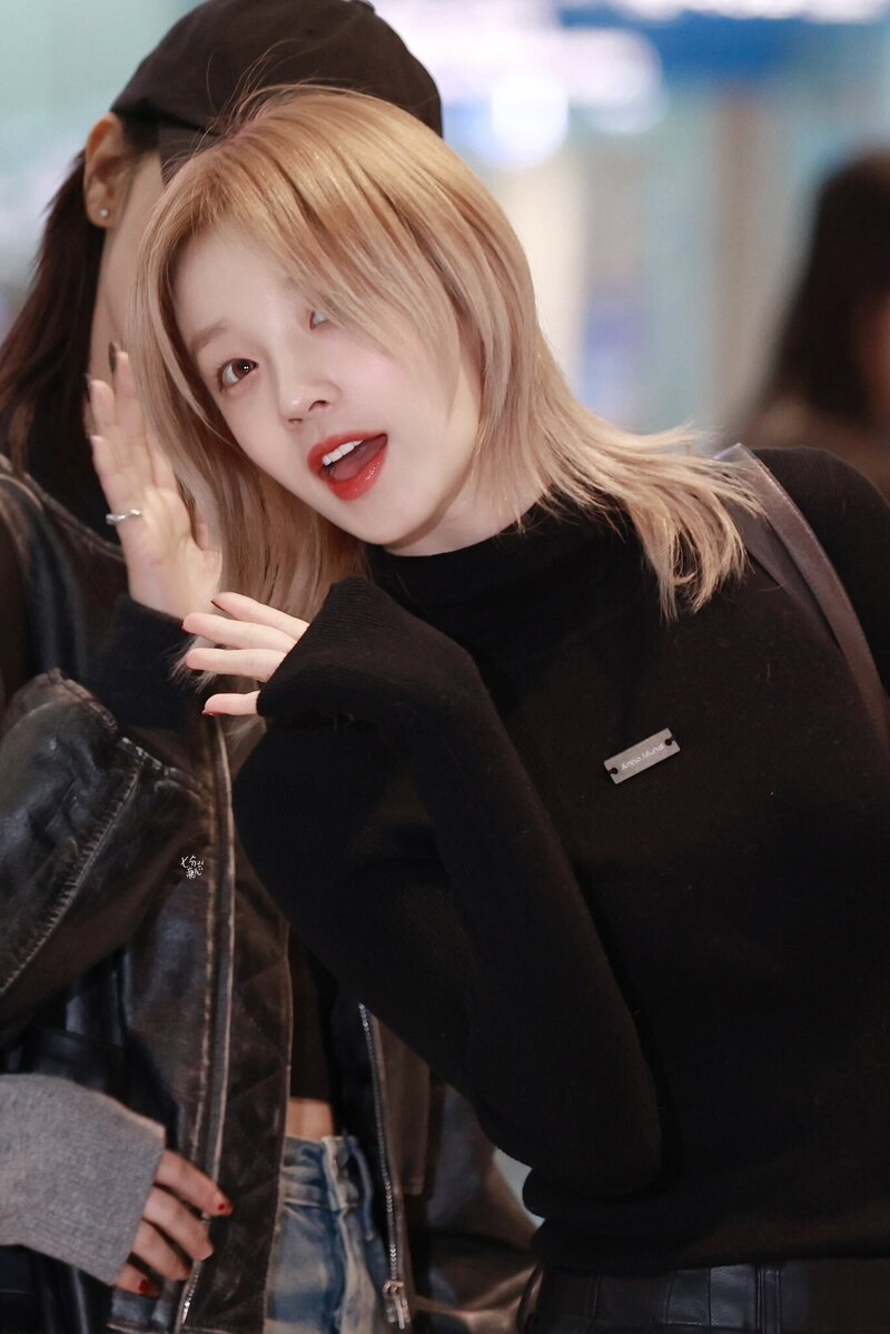 231110 (G)I-DLE Yuqi at Incheon International Airport documents 3