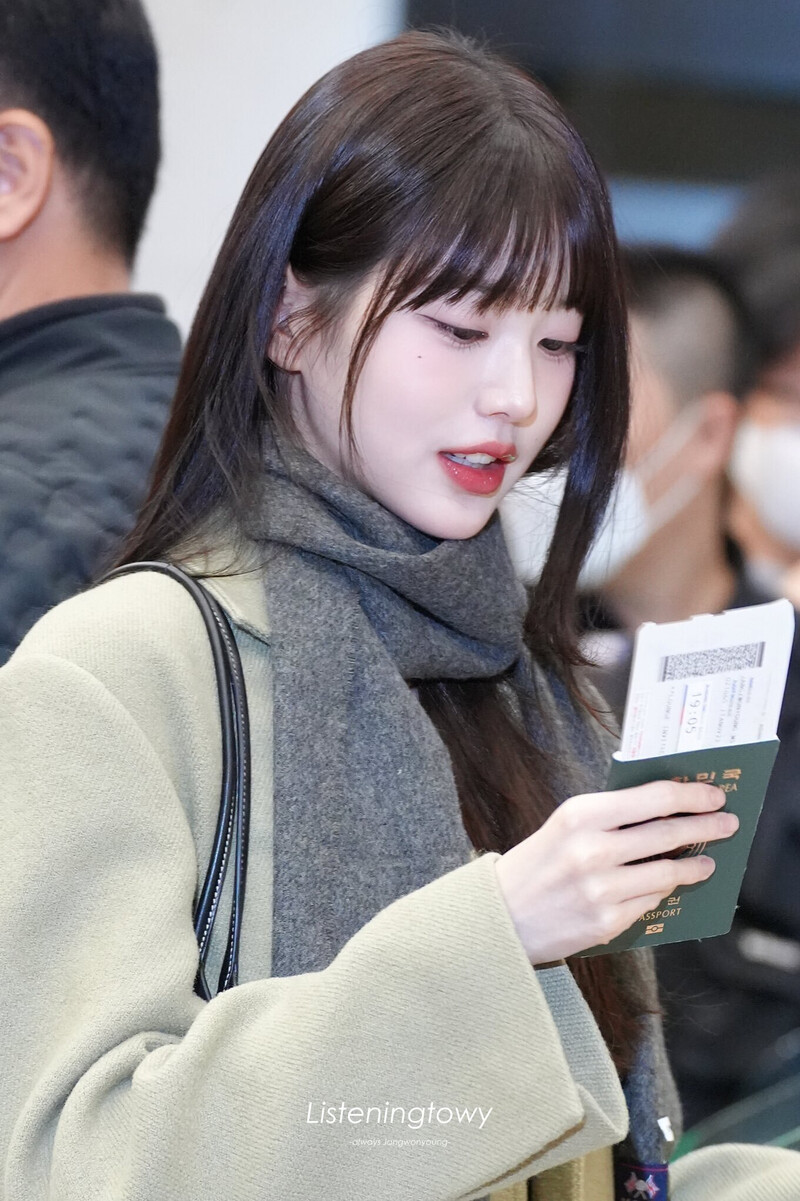 231114 IVE's Wonyoung at Gimpo International Airport (GMP) documents 2