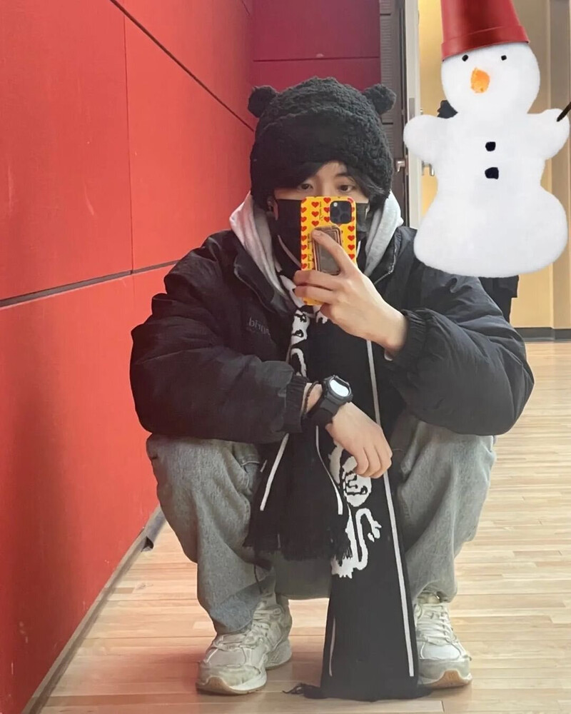 230104 Stray Kids Instagram Update - Han documents 3