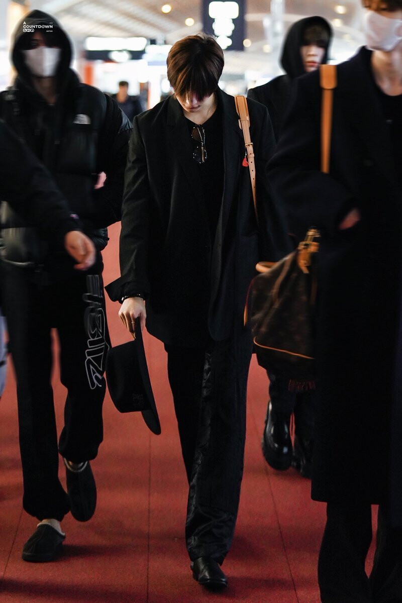 240117 RIIZE Anton at Paris Charles de Gaulle Airport documents 4