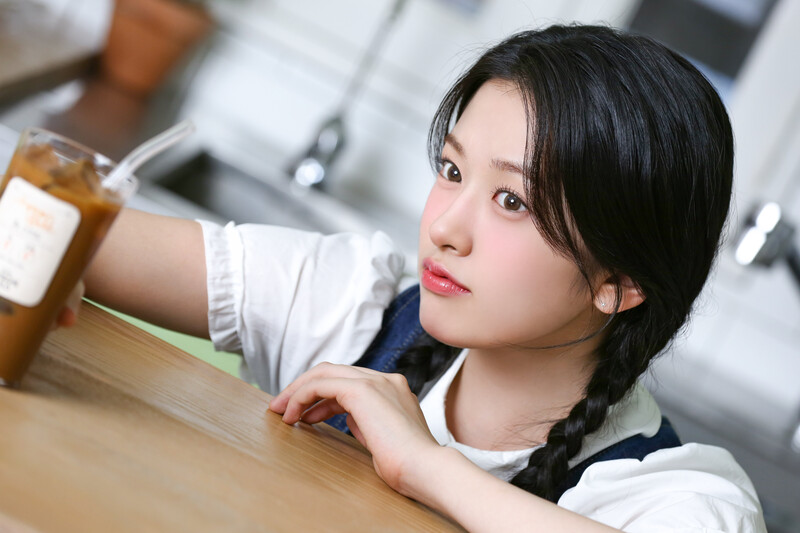 240702 Starship Entertainment Naver Update with Yujin - 'Maxim Supreme Gold' Advertisement Behind the Scenes documents 3