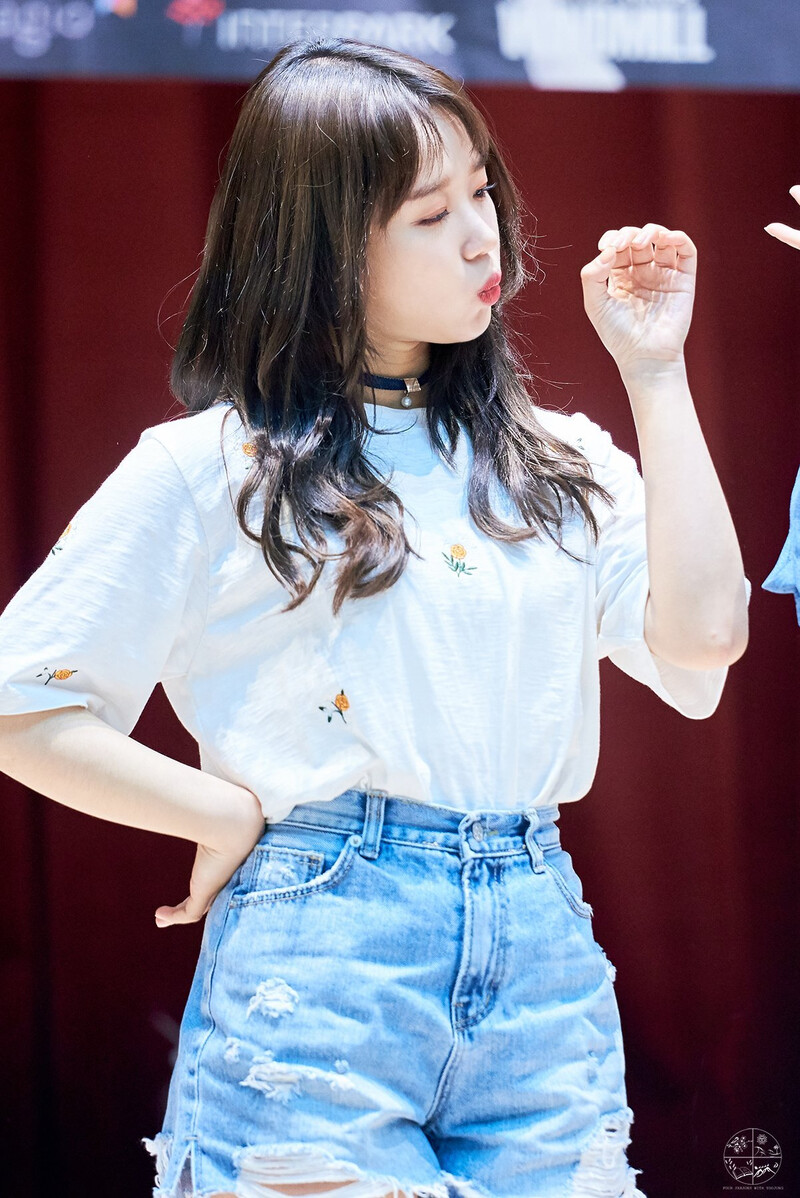 180429 Weki Meki Yoojung at Hongdae 'Lucky' Fansign documents 2