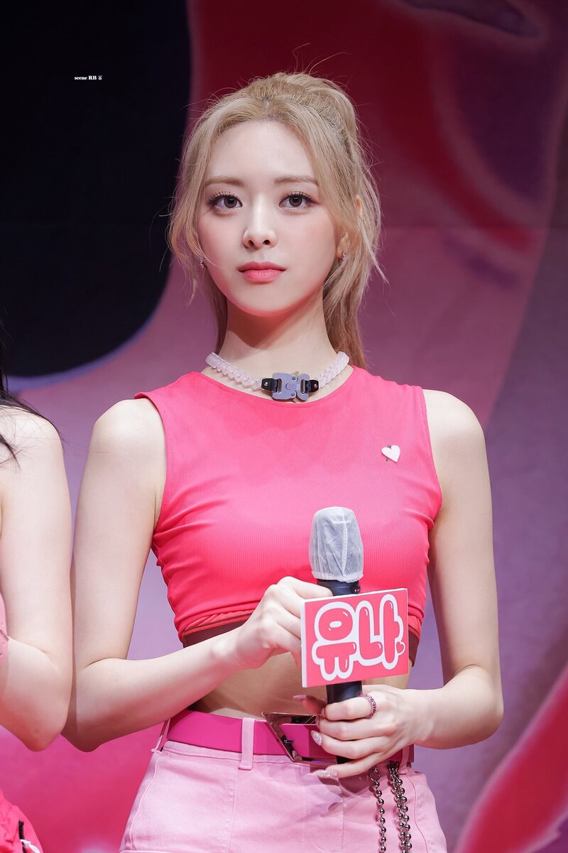 220723 ITZY Yuna - Fansign Event documents 16